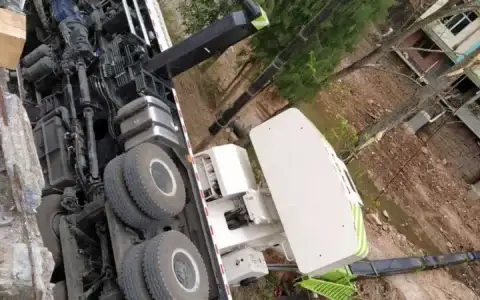 遭遇空心水泥地，雷萨“神车”25×5 毁车折大臂