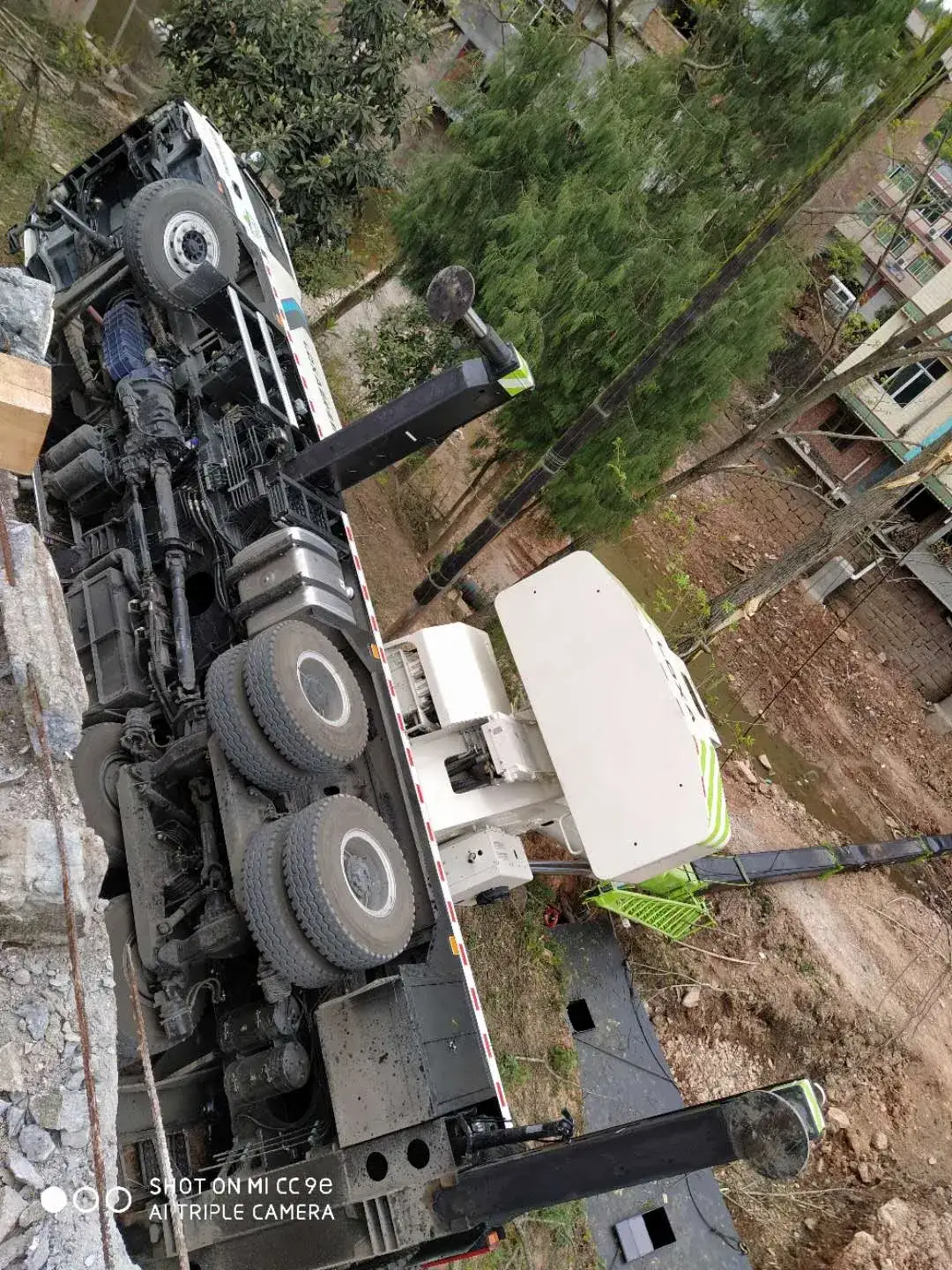 遭遇空心水泥地，雷萨“神车”25×5 毁车折大臂