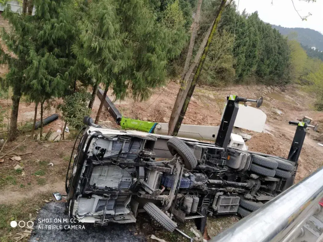 遭遇空心水泥地,雷萨“神车”25x5 毁车折大臂
