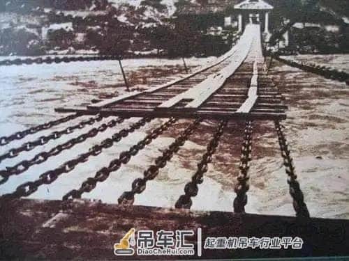 该桥始建清朝,没有起重机40吨铁链如何铺设?看完不得不服!