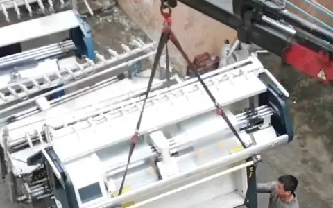 东莞大朗毛衣厂14针电脑横机进厂，围观吊装过程