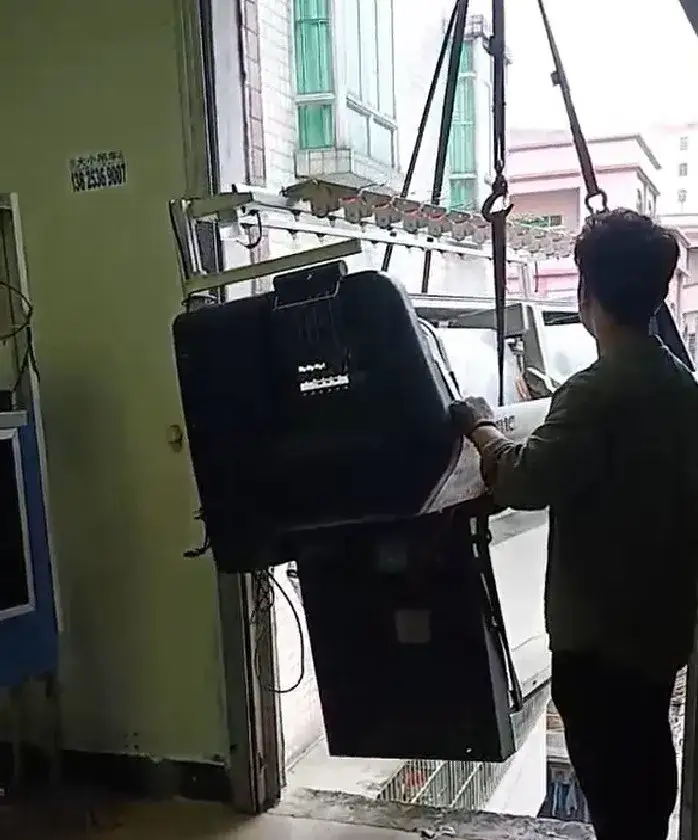 东莞大朗毛衣厂14针电脑横机进厂,围观吊装过程