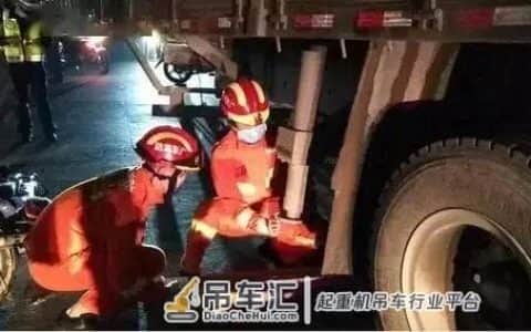 惊险！摩托车连车带人卷入一辆吊车的后轮中！