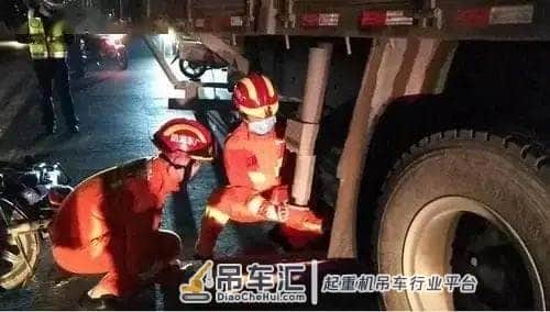 惊险！摩托车连车带人卷入一辆吊车的后轮中！