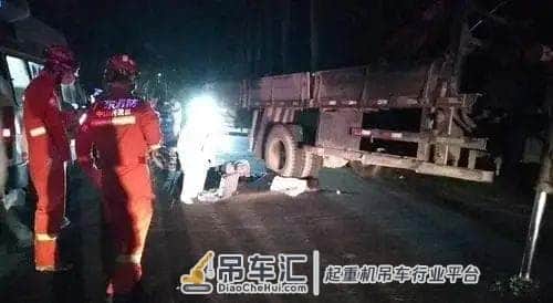 惊险!摩托车连车带人卷入一辆吊车的后轮中!
