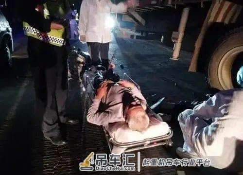 惊险!摩托车连车带人卷入一辆吊车的后轮中!