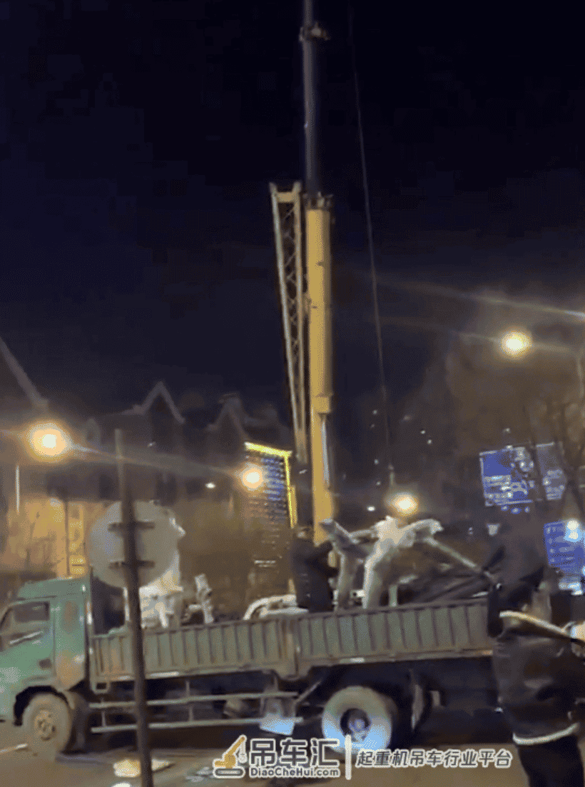 大半夜搬家?哈尔滨一健身馆吊车搬器材,会员发现拦住车,报警了!