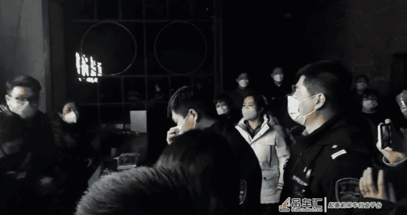 大半夜搬家?哈尔滨一健身馆吊车搬器材,会员发现拦住车,报警了!