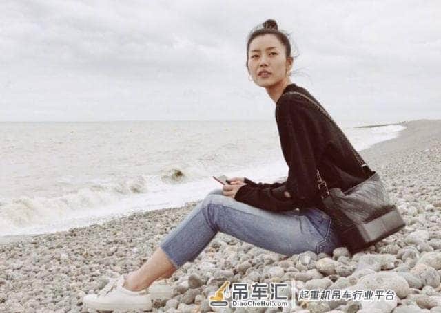 国内顶级武打演员,没戏拍就去给银行吊车,根本没把自己当明星