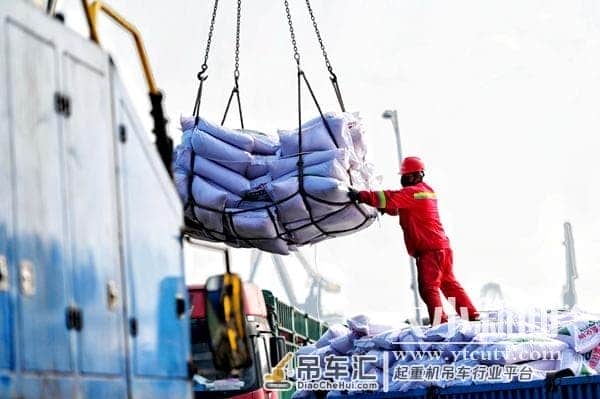 化肥及时送到地头!大港工匠吊装10000袋化肥未划破一袋