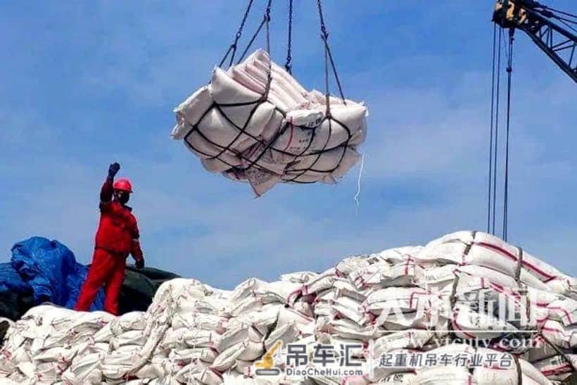 化肥及时送到地头!大港工匠吊装10000袋化肥未划破一袋