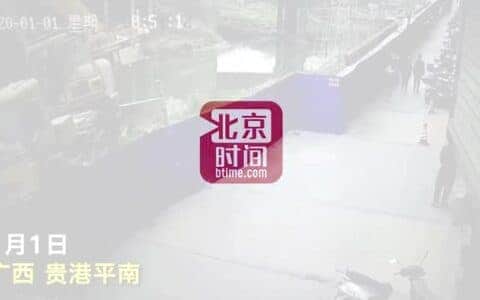 贵港平南一吊车侧翻，司机跳车时因头部着地受伤