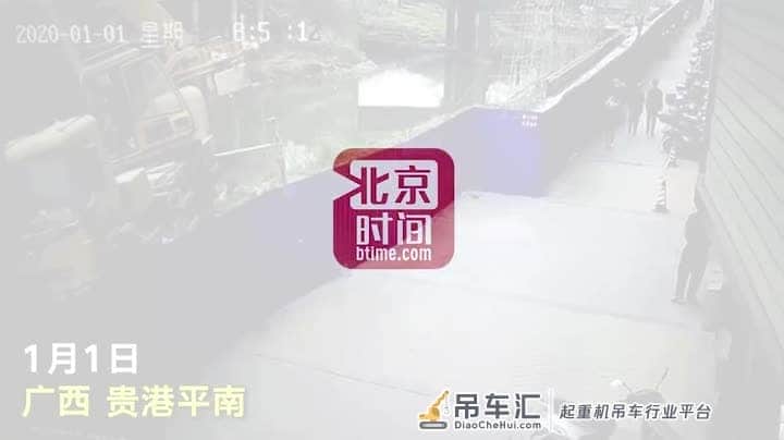 贵港平南一吊车侧翻，司机跳车时因头部着地受伤