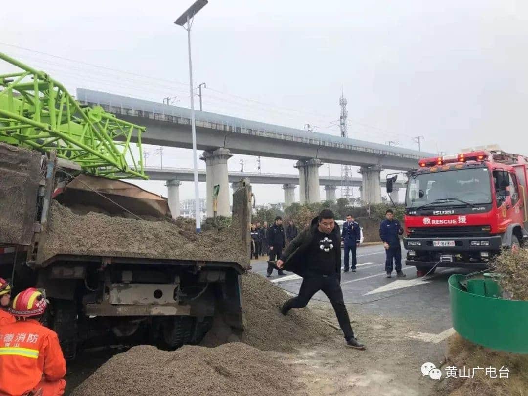 突发事件!吊车与农用车相撞,有人员受伤