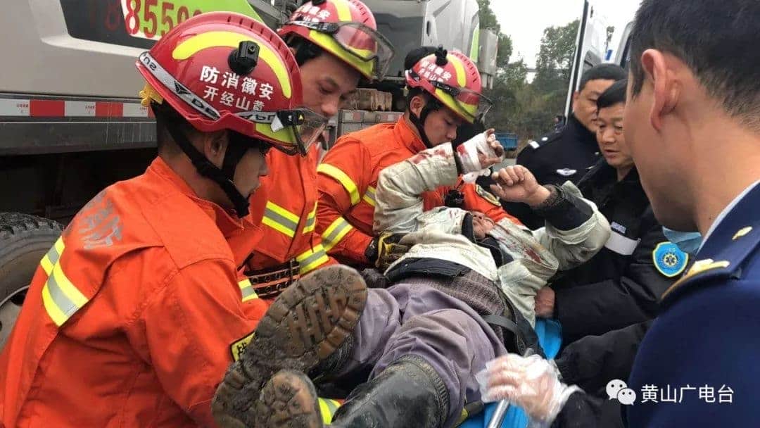 突发事件!吊车与农用车相撞,有人员受伤