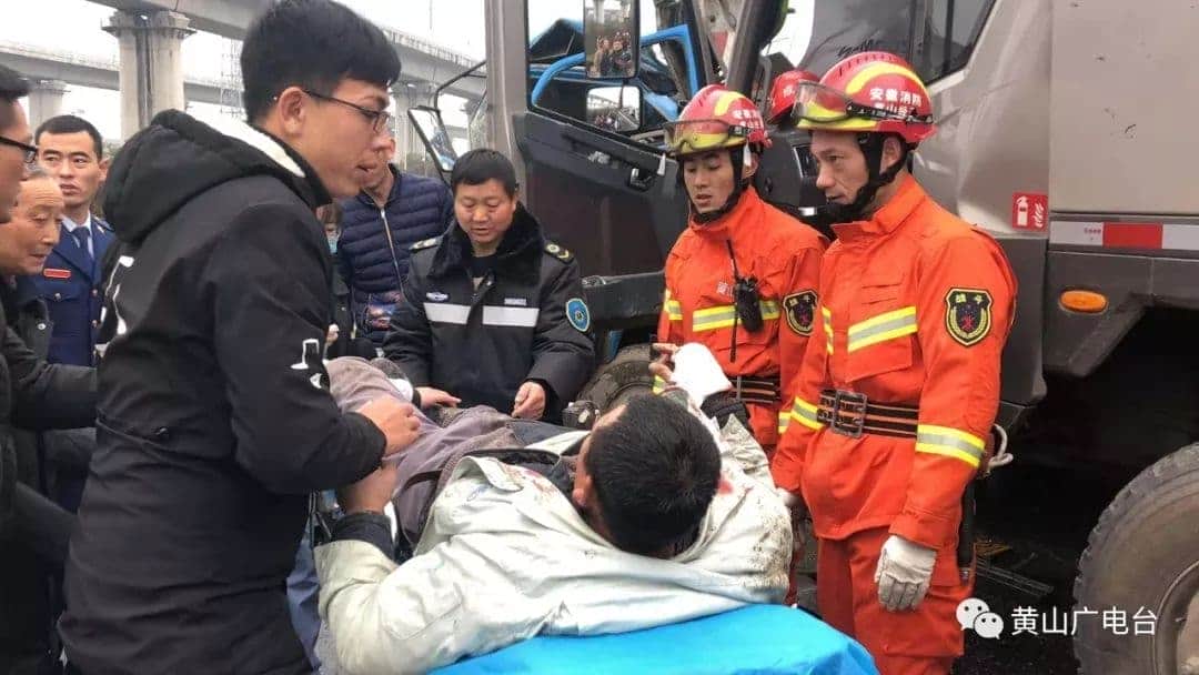 突发事件!吊车与农用车相撞,有人员受伤
