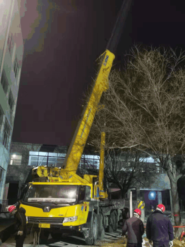 徐工、三一、中联齐聚!都是支援疫区建设的吊装人