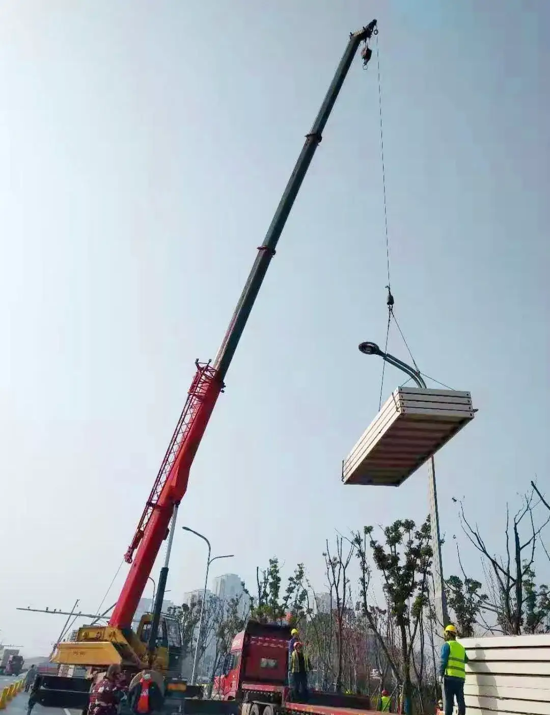 徐工、三一、中联齐聚!都是支援疫区建设的吊装人