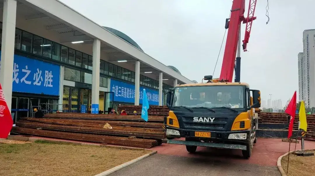 徐工、三一、中联齐聚!都是支援疫区建设的吊装人