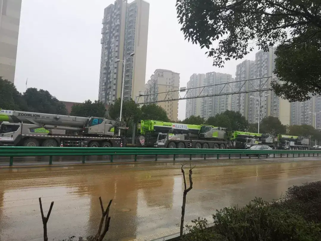 徐工、三一、中联齐聚!都是支援疫区建设的吊装人