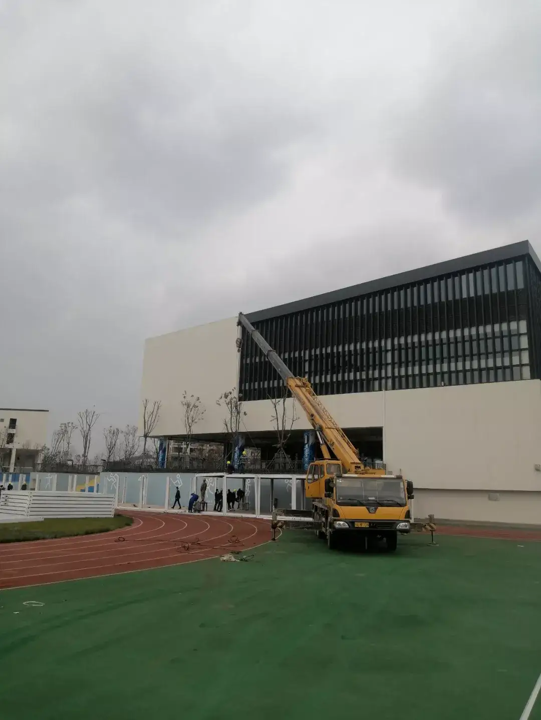 徐工、三一、中联齐聚!都是支援疫区建设的吊装人