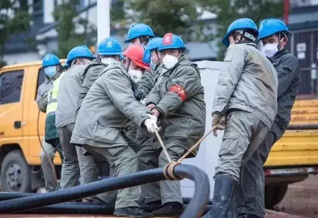 徐工、三一、中联齐聚!都是支援疫区建设的吊装人
