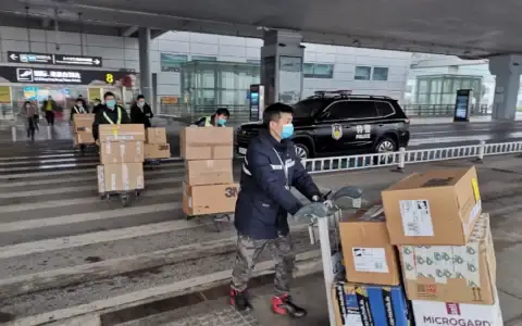 最新！中联重科首批海外采购医疗防护物资今晨运抵长沙