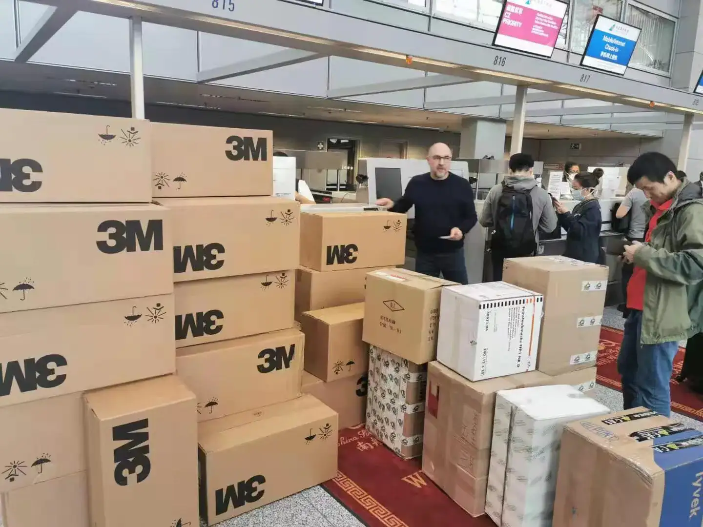 最新!中联重科首批海外采购医疗防护物资今晨运抵长沙