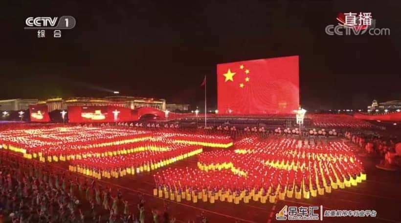 十年前天安门广场吊花篮是外国起重机,现在国产起重机全面替代