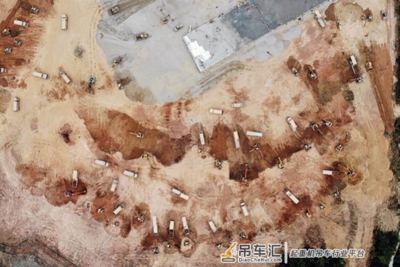 直击深圳版小汤山建设！进度快的已在建二层，数十台吊车同时作业
