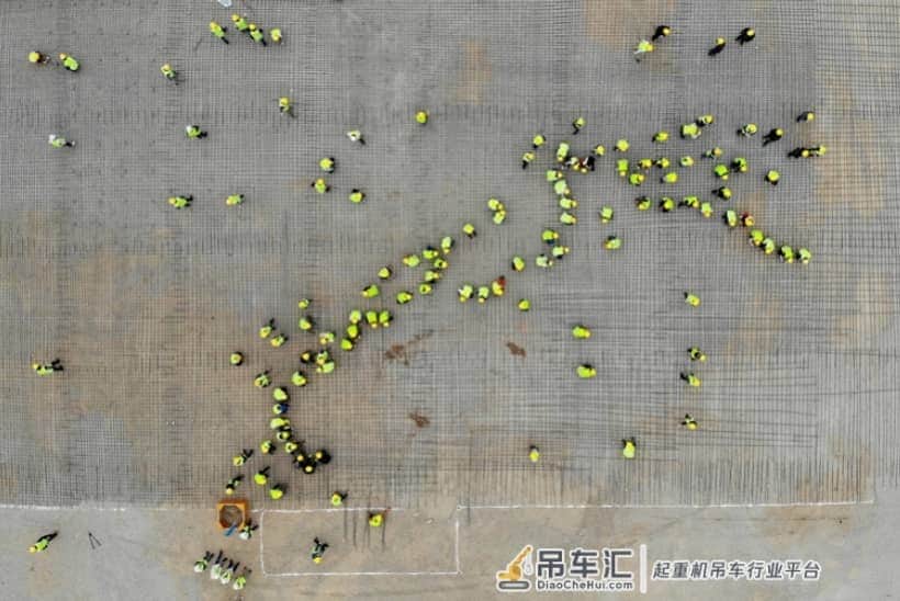 直击深圳版小汤山建设！进度快的已在建二层，数十台吊车同时作业