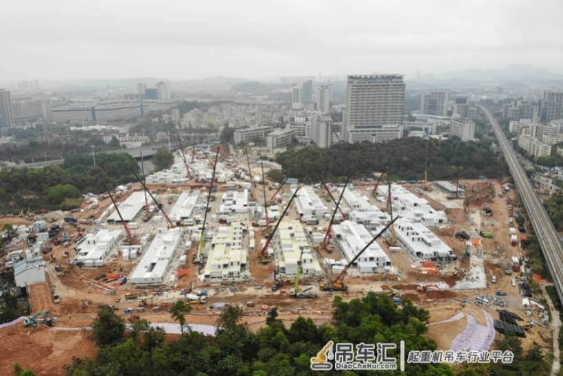 直击深圳版小汤山建设！进度快的已在建二层，数十台吊车同时作业