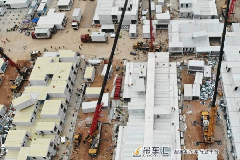 直击深圳版小汤山建设！进度快的已在建二层，数十台吊车同时作业