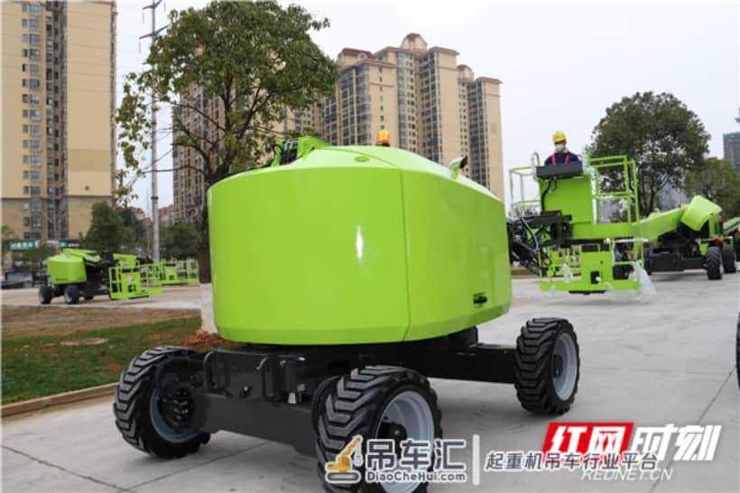 40台中联重科工程起重机奔赴建设一线