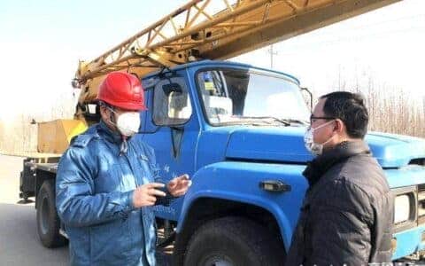 邹城一企业高压线下吊装施工，差点造成跳闸停电