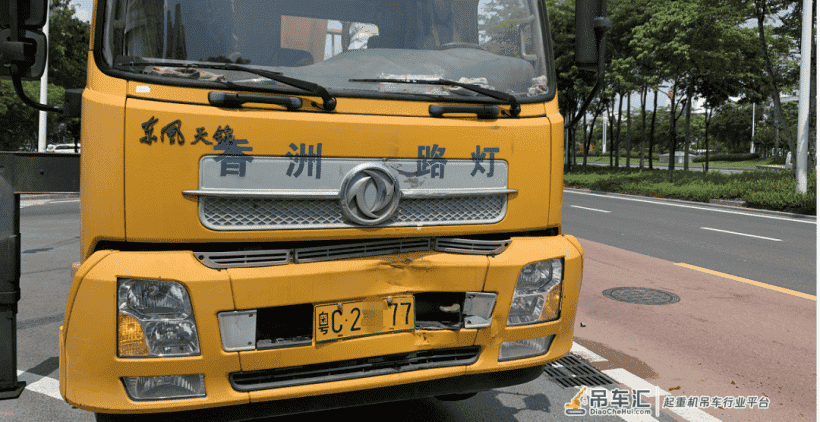 小车珠海大道被撞四脚朝天！对方司机竟当场把车吊起！看呆路人