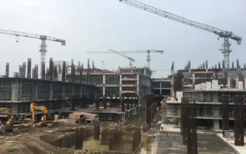 群塔作战！中联重科塔机助建柬埔寨2亿美元国际商城项目