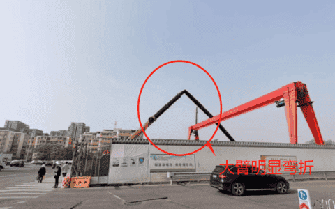 北京通州一在建工地起重机长臂突然弯折！具体伤亡人数未知！