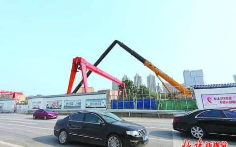 通州一台起重机吊臂突然弯折，未造成人员受伤