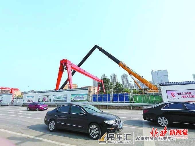 通州一台起重机吊臂突然弯折,未造成人员受伤