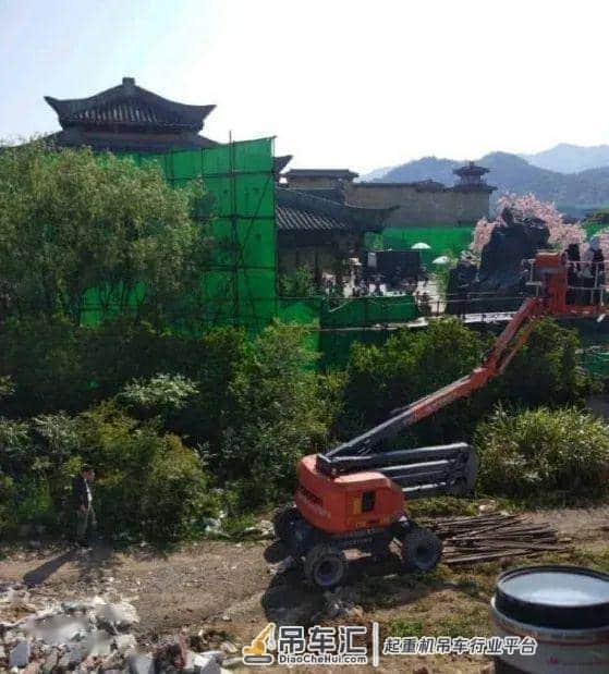 太疯狂!某剧组在横店取景,私生代拍竟租来挖掘机吊车追星?