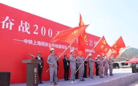中铁上海局张吉怀铁路7标项目 吊车挥动钢铁巨臂冒雨施工