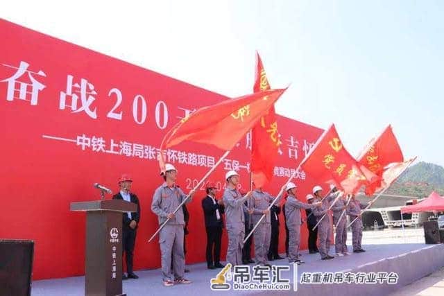 中铁上海局张吉怀铁路7标项目 吊车挥动钢铁巨臂冒雨施工