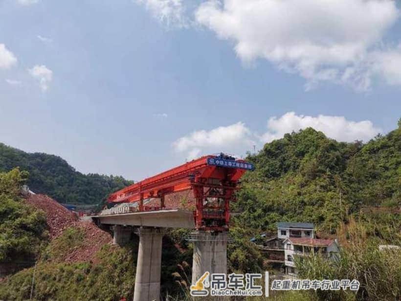 中铁上海局张吉怀铁路7标项目 吊车挥动钢铁巨臂冒雨施工