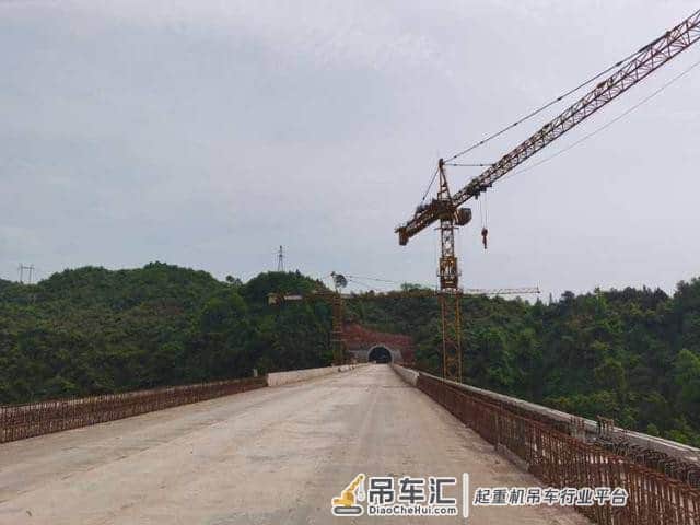 中铁上海局张吉怀铁路7标项目 吊车挥动钢铁巨臂冒雨施工