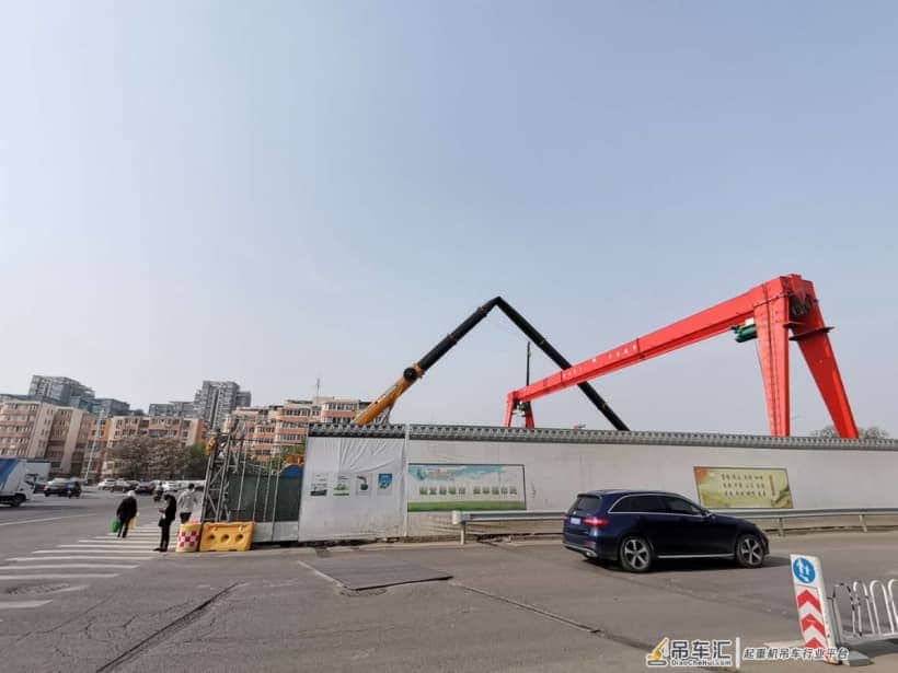 通州一起重机长臂突然弯折 未造成人员受伤