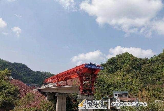 中铁上海工程局张吉怀铁路建设加紧冲刺 吊车师傅加班加点