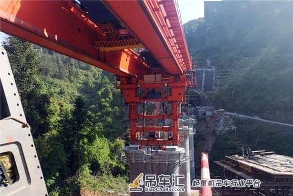 中铁上海工程局张吉怀铁路建设加紧冲刺 吊车师傅加班加点