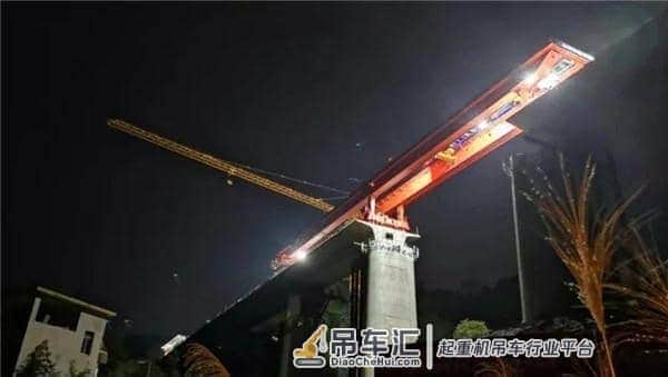 中铁上海工程局张吉怀铁路建设加紧冲刺 吊车师傅加班加点