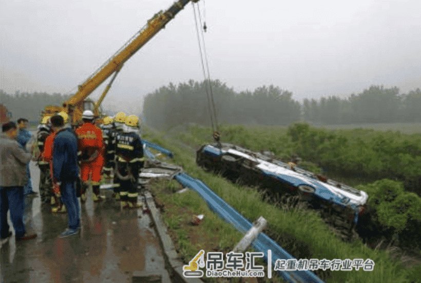高速救援费用标价1公里70元？叫吊车得加价，网友：确定是救援？